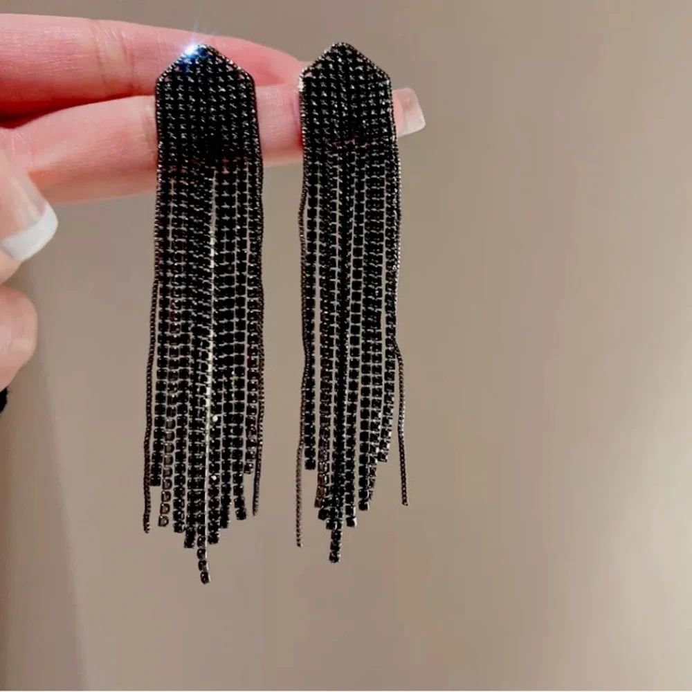 🌟 Black Long Rhinestone Crystals Long Earrings - Picture 4 of 4